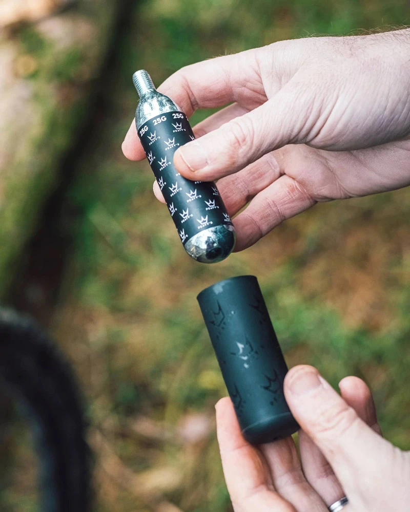 Peaty's Holeshot CO2 Cartridge Refill Pack - MTB (25g) 5er Pack 3 Peaty's Holeshot CO2 Cartridge Refill Pack - MTB (25g) 5er Pack – Image 3