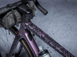 Dyedbro Kit De Protection De Cadre Victor Brousseaud AS Gravel -Vélo Accessoires Magasin Dyedbro Victor Brousseaud AS Gravel Rahmenschutz Kit GB 33322 2