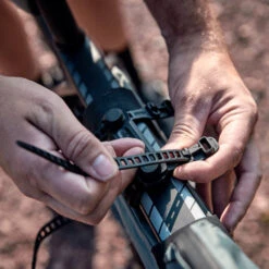 Fidlock TWIST Uni Base -Vélo Accessoires Magasin Fidlock TWIST Uni Base Action 1